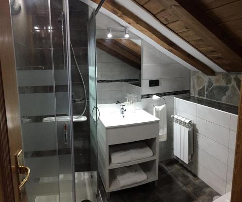 a bathroom with a sink and a shower at Hosteria La Moraleja in Solares