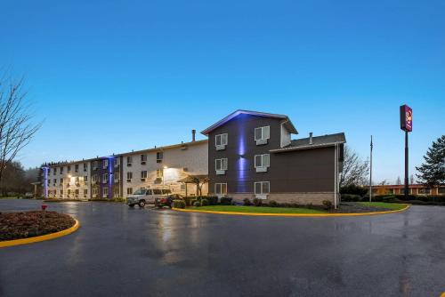 a building with a parking lot in front of it at Sleep Inn Kelso Longview in Kelso
