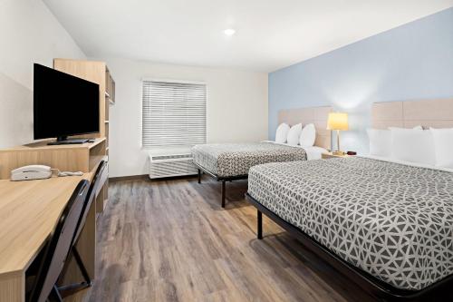 Ένα ή περισσότερα κρεβάτια σε δωμάτιο στο WoodSpring Suites Billings