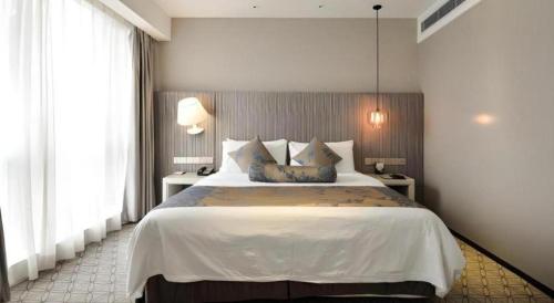 Letto o letti in una camera di Shanghai Bund South China Harbour View Hotel