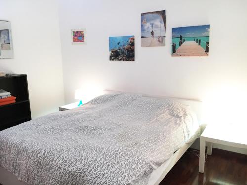 トリノにあるSanta Teresaのベッドルーム1室(ベッド1台付)が備わります。壁に4枚の写真が飾られています。