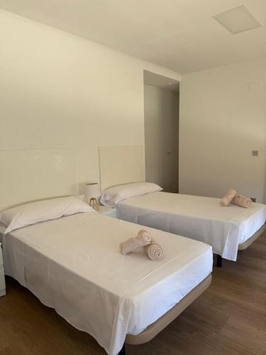 a room with two beds with towels on them at Miresileón in León