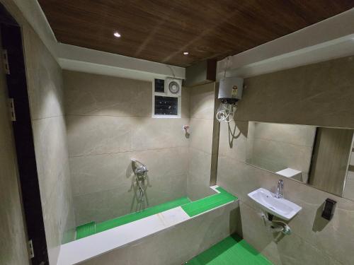 Koupelna v ubytování Hotel priyansh