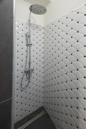 Un baño de Zeusplace Urban Flat