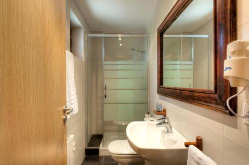Bilik mandi di Apartaments Flor De Neu