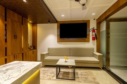 Una televisión o centro de entretenimiento en Treebo Grand Shivay