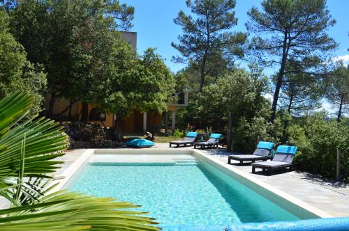 una piscina con sedie a sdraio accanto a una casa di Villa Asunda B&B Spa & Sauna, Chambres d'Hôtes a Saint-Maximin-la-Sainte-Baume