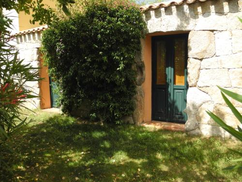 Κήπος έξω από το Hotel San Pantaleo