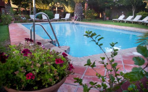 una piscina con flores en un patio en 100% Fun, en Tarifa