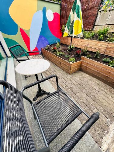 a patio with a table and a bench and an umbrella at Paradiesvogel - Zentral gelegenes Apartment in Paderborn Zentrum in Paderborn