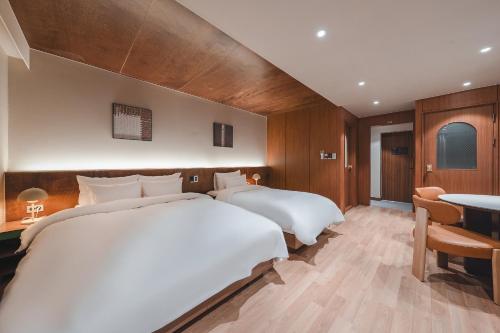 Un ou plusieurs lits dans un hébergement de l'établissement Gyeongju Coolstay hotel
