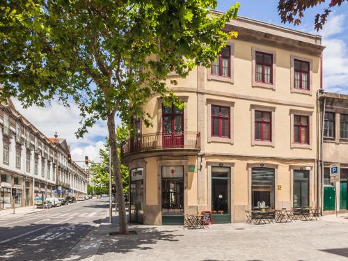 a building with a balcony on a city street at Trindade by Guestify in Porto