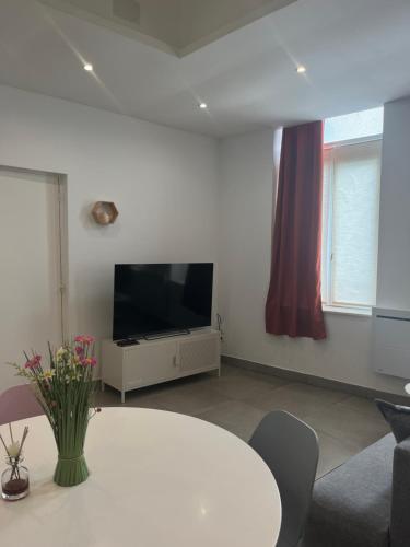 Μια τηλεόραση ή/και κέντρο ψυχαγωγίας στο Appartements Cosy, Centre de Rosendaël, HomyNest
