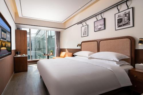 Postel nebo postele na pokoji v ubytování A Memory Hotel Beijing Daxing in the Garden 时光赞歌花园酒店北京大兴王府井奥莱店 Free fresh ground coffee,Free laundry service