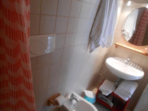Baño pequeño con lavabo y espejo en La Piccola Masseria en Cisternino