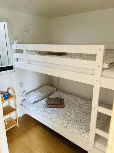 a room with two bunk beds with a purse at Tiny House auf Pferdehof in Warendorf