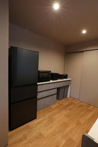 a room with a flat screen tv and a desk at 62 Fuji Petel DEUX -ドゥ- in Fujikawaguchiko