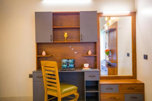 Cette chambre comprend un bureau avec une chaise et un miroir. dans l'établissement SaffronStays The Mountain Escape, à Mukteswar