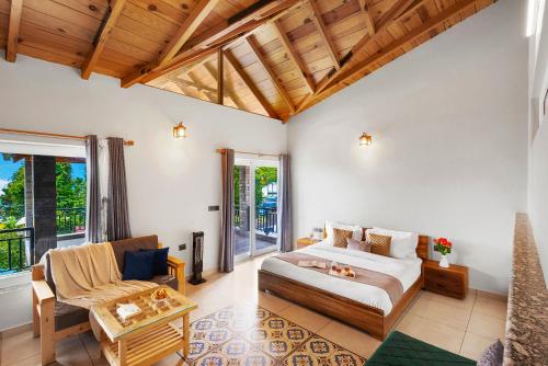 une chambre avec un lit et un canapé dans une pièce dans l'établissement SaffronStays The Mountain Escape, à Mukteswar