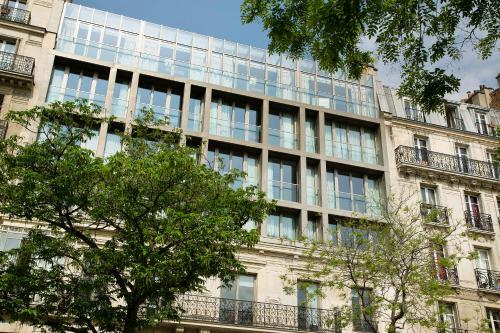 an apartment building with a lot of windows at Goralska Résidences Hôtel Paris Bastille in Paris