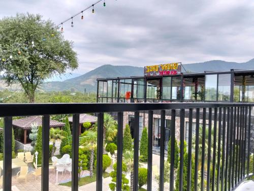 Pemandangan gunung umum atau pemandangan gunung yang diambil dari motel