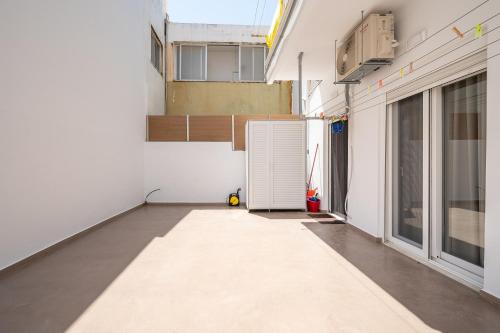 Gambar di galeri bagi Kos Urban Retreat with Private Patio di Kos Town