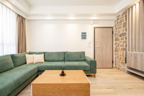 Ruang duduk di Kos Urban Retreat with Private Patio
