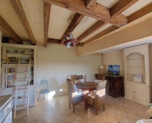 une cuisine et une salle à manger avec une table et des chaises dans l'établissement Cottage Bellevue, à Domme
