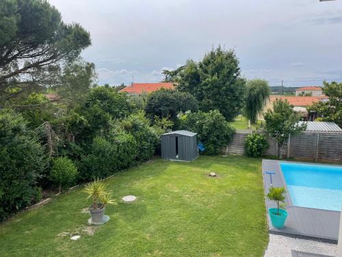 a backyard with a swimming pool and a garden at Grande villa avec piscine et spa in Longages