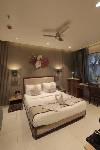 a bedroom with a large bed and a desk at Balaji Seven Hills in Jaipur