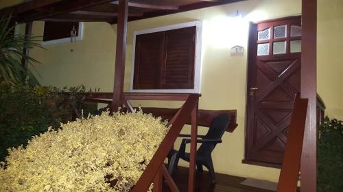 a room with a door and a chair and a plant at Cabañas Rancho Unelen in Colón