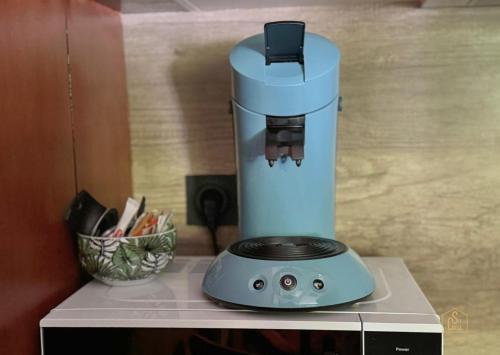 un mixeur bleu assis au-dessus d'un comptoir dans l'établissement Le Yacht - Elégant et optimisé, à Lorient