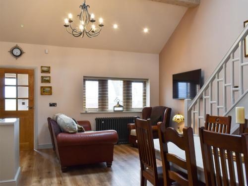 TV a/nebo společenská místnost v ubytování Hen House - Uk31827