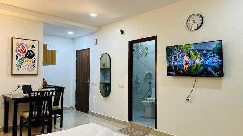 Μια τηλεόραση ή/και κέντρο ψυχαγωγίας στο Olive Serviced Apartments - HICC Hyderabad