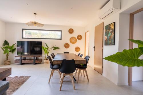 a dining room with a table and chairs at Villa le Jas de Bali - 4chambres - Piscine et parking privé in Figanières