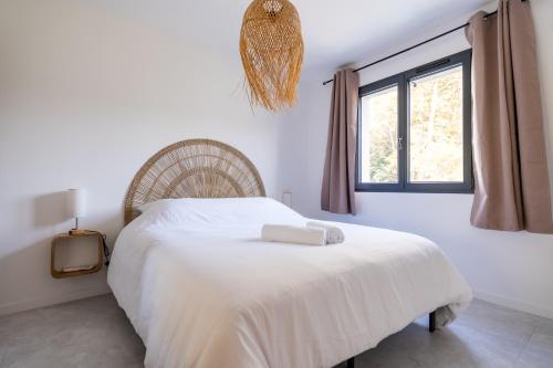 a bedroom with a white bed and a window at Villa le Jas de Bali - 4chambres - Piscine et parking privé in Figanières