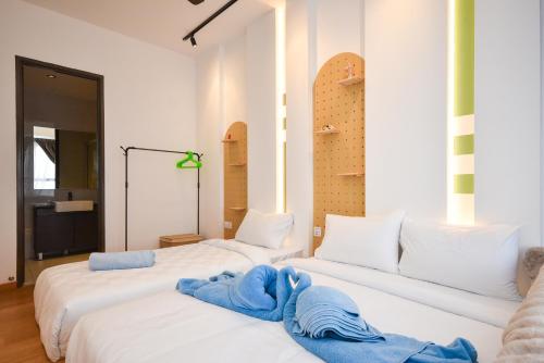 two beds with towels on them in a room at Country Garden Seaview Suite by Nest Home at Danga Bay in Johor Bahru