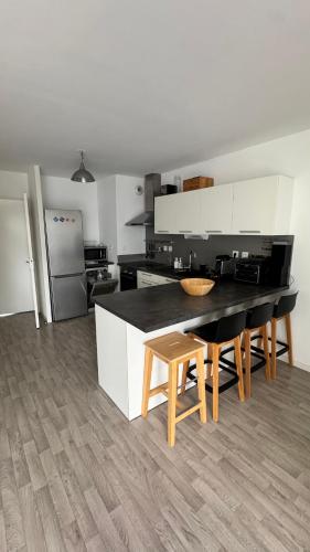 Appt T3 cuisine aménagée et équipée accès PMR