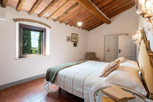 un dormitorio con una cama y una ventana en Villa Vittoria Tuscany new opening 2025, en Montaione