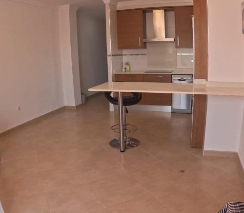 a kitchen with a table in the middle of a room at Acogedor y excelente ubicación in Puerto de Sagunto
