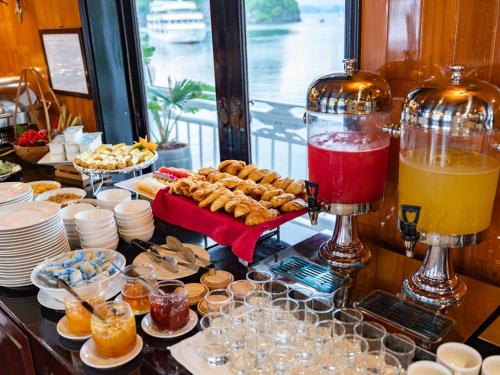 Jídlo v ubytování na lodi nebo okolí