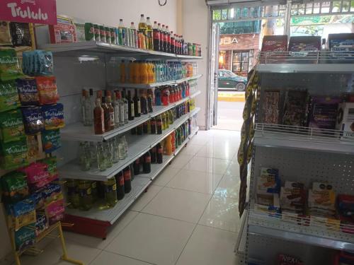 Supermarket nebo jiné obchody v  hotelu nebo okolí
