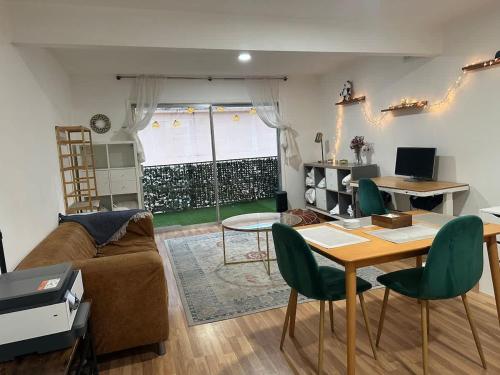 Μια τηλεόραση ή/και κέντρο ψυχαγωγίας στο Private Room - CoLiving Condo