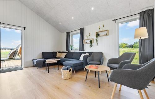 Χώρος καθιστικού στο Stunning Home In Grenaa With Sauna
