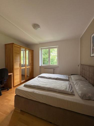 a bedroom with a large bed and a window at Apartment Apfel in Naturno