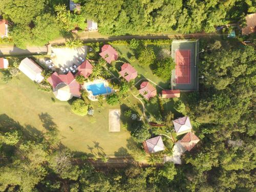 an overhead view of a house with a yard at Guacamaya Lodge in Paraíso
