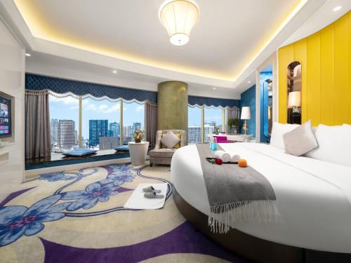 a hotel room with a large bed and a living room at Days Hotel & Suites China Town---Five minutes to reach Changsha Station, the metro Line 2 & Line 6 are nearby,free gym & laundromat,Chinese and Western buffet breakfast is offered on the 31st floor in Changsha