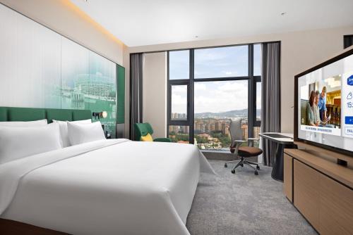 Postel nebo postele na pokoji v ubytování Hampton By Hilton Dongguan Nancheng Xiping