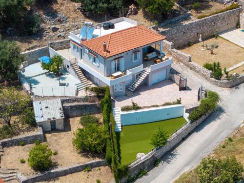 Το κτήριο όπου στεγάζεται  η βίλα