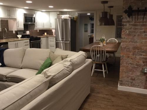 a living room with a couch and a kitchen at Ocean Manor 1100 Inn in Ocean City